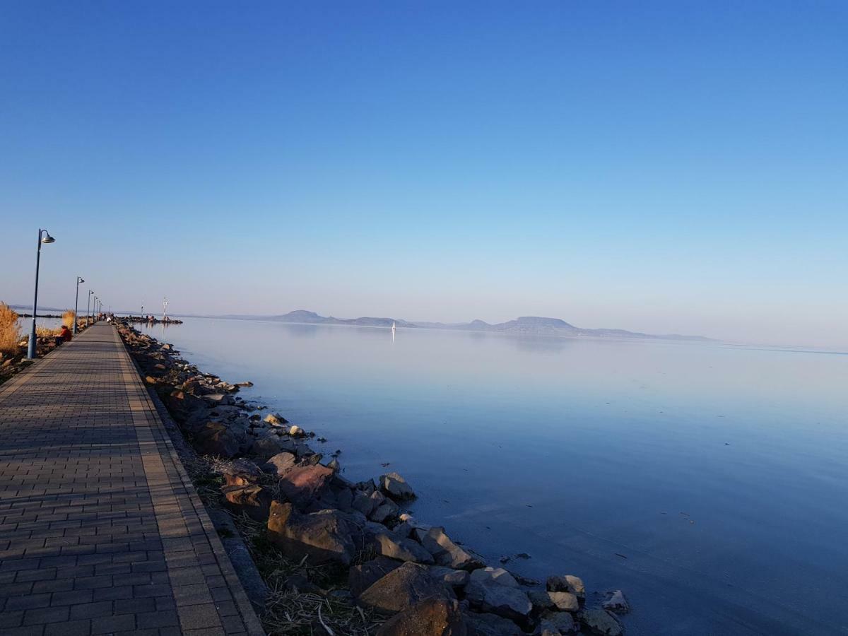 Balatonmáriafürdő Hullam Villa B&B المظهر الخارجي الصورة